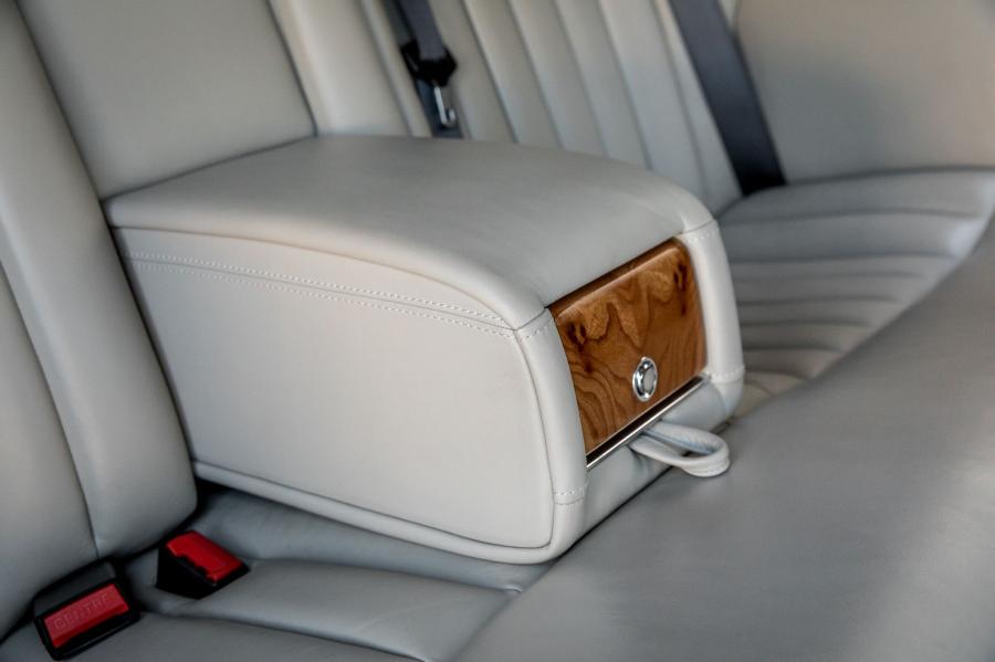 Детали интерьера Rolls-Royce Phantom EWB 2007 года  (NA) (фото 71 из 105)